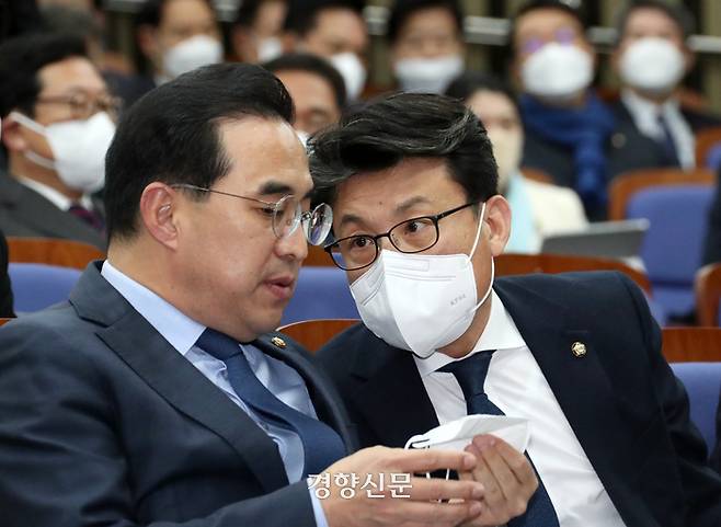 박홍근 더불어민주당 원내대표(왼쪽)가 2일 국회에서 열린 당 의원총회에서 진성준 원내수석부대표의 이야기를 듣고 있다. 박민규 선임기자