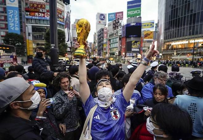 16강 진출 후 일본 현지는 축제의 분위기다.   EPA 연합