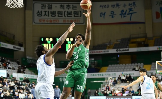 레나드 프리먼의 골밑슛[KBL 제공]