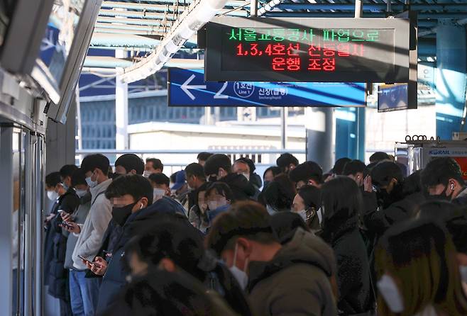 ▲서울 지하철을 운영하는 서울교통공사 노동조합이 파업에 돌입한 지난 30일 오전 서울 지하철 1호선 신도림역 승강장에서 파업 관련 안내가 나오고 있다. 서울교통공사 노조의 파업은 1∼8호선 기준으로 2016년 9월 이후 6년 만이었다. ⓒ연합뉴스