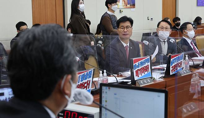 국민의힘 김영식, 윤두현 의원이 1일 오후 서울 여의도 국회에서 열린 과학기술정보방송통신위원회 전체회의에서 방송법 개정안 처리와 관련해 정청래 국회 과학기술정보방송통신위원회 위원장과 설전을 벌이고 있다. [연합뉴스]