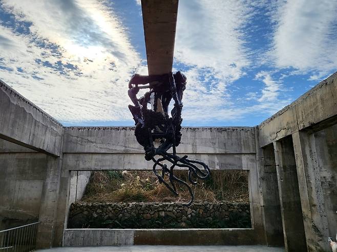 가파도 AiR에 설치된 심승욱의 ‘구축 혹은 해체 - 환영의 틈 02’