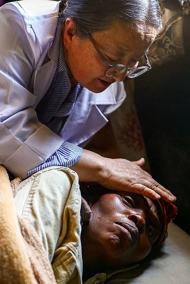AIDS 환자를 돌보며 마지막 가는 길을 지키는 김혜심의 모습