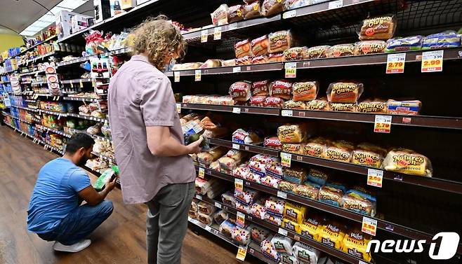 (몬테레이 파크 AFP=뉴스1) 권진영 기자 = 19일(현지시간) 미국 캘리포니아 몬테레이 파크에 있는 슈퍼마켓에서 사람들이 빵을 사고 있다. 미국 정부가 발표한 내용에 따르면 인플레이션으로 미국 물가는 수십년 만에 최고 수준이다. 미국의 9월 식료품 가격은 지난해 동기 대비 13% 상승한 것으로 전해졌다.  ⓒ AFP=뉴스1  Copyright (C) 뉴스1. All rights reserved. 무단 전재 및 재배포 금지.