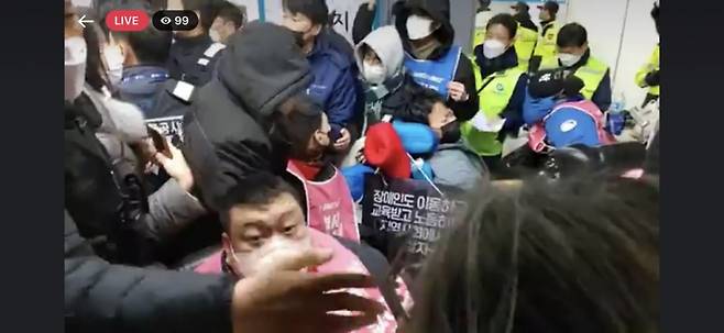 2일 오전 7시 30분쯤부터 전국장애인차별철폐연대(전장연)가 서울 지하철 4호선 삼각지역에서 출근길 지하철 탑승 시위를 벌이면서 경찰과 출동했다./사진=전장연 페이스북