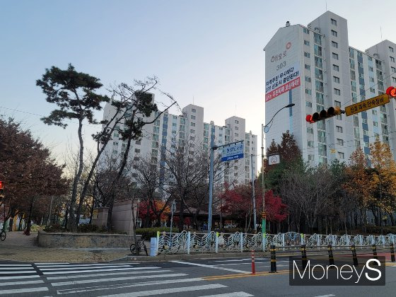 인천계양 테크노밸리 공공주택지구 인근에 있는 한진해모로아파트. 아파트 벽면에 3기 신도시를 중단하라는 현수막이 걸려있다. /사진=신유진 기자