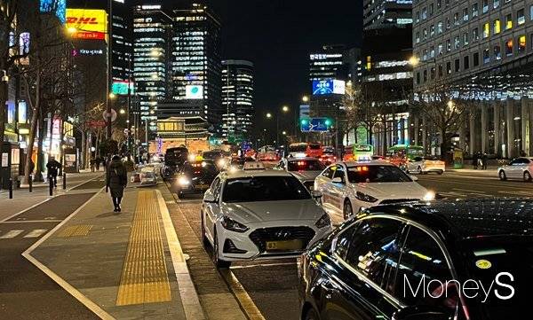 밤 10시부터 야간 택시 할증요금이 적용되는 지난 1일 오후 8시30분. 할증요금을 내지 않고 일찍 귀가하기 위해 택시를 잡는시민들이 다수 눈에 띄었다. 사진은 이날 서울 종로구 지하철 1호선 시청역 인근에 밤 10시부터 길가에 하나둘씩 나타나는 '빈차' 택시들. /사진=박정경 기자