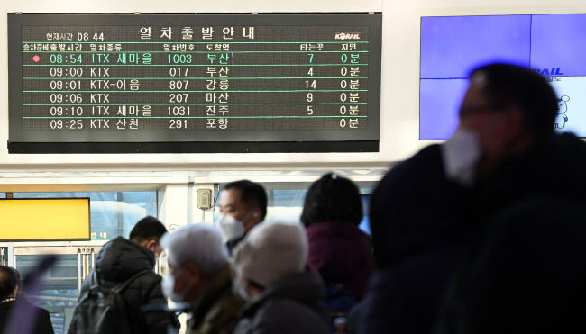 정상운행... : 한국철도공사(코레일) 노사가 임단협 협상에 전격 합의해 파업이 철회된 2일 오전 서울역 전광판에 열차가 정상 운행된다는 출발 안내 표시가 떠 있다.  박윤슬 기자