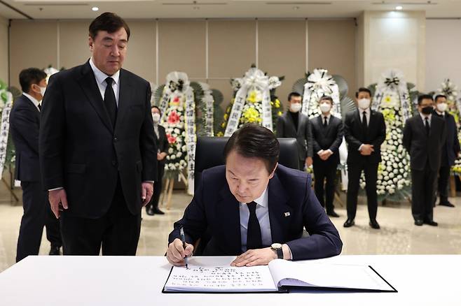 윤석열 대통령이 2일 서울 중구 주한중국대사관에 마련된 고(故) 장쩌민 전 중국 국가주석 분향소를 찾아 조문록을 작성하고 있다. [연합]