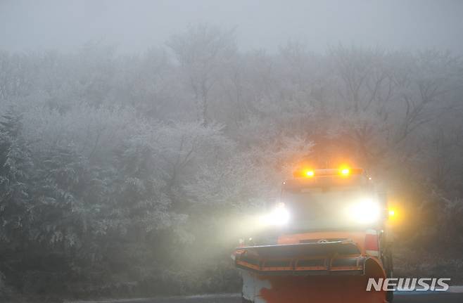 [제주=뉴시스] 우장호 기자 = 전국 대부분 지역에 한파특보가 내려진 30일 오전 제주 한라산 1100고지에서 불을 밝힌 제설 차량이 대기하고 있다. 기상청에 따르면 이번 추위는 내달 2일까지 사흘 정도 이어지다가 주말부터 차차 풀릴 것으로 전망됐다. 2022.11.30. woo1223@newsis.com