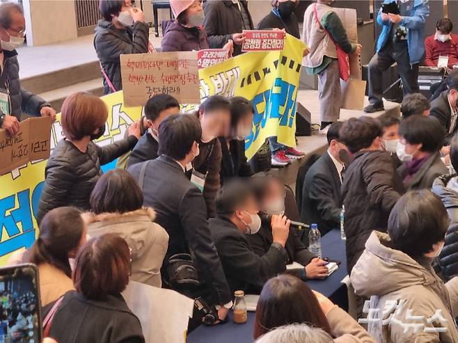 2일 부산 남구에서 열린 고리2호기 계속 운전 관련 방사선환경영향평가서 초안 공청회장에서 환경단체 회원들이 반발하는 가운데 전문가 패널이 발언하고 있다. 박진홍 기자