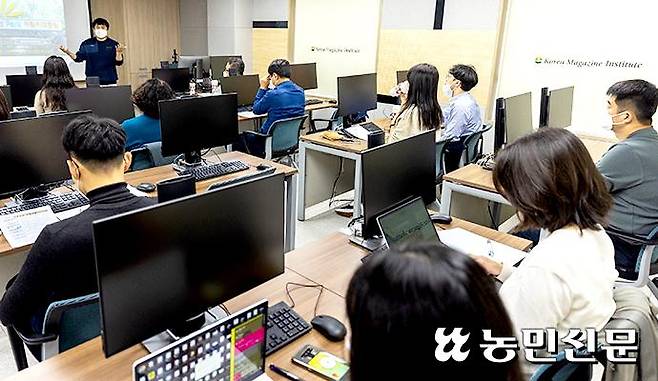 한국잡지협회에서 다양한 연령대의 수강생들이 유튜브 영상 제작 강의를 듣고 있다.