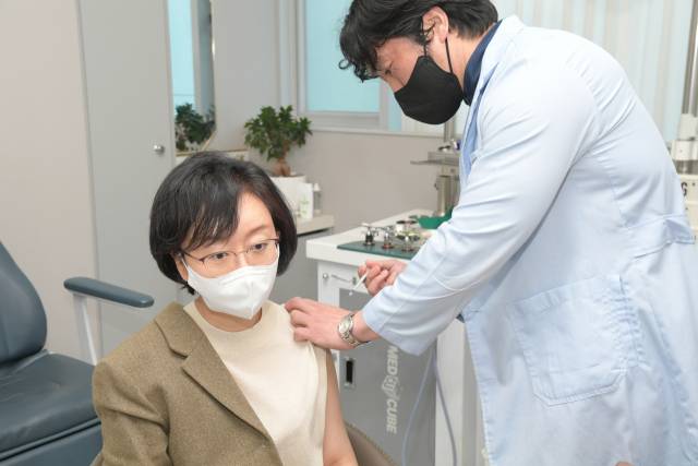 오유경 식품의약품안전처장이 지난달 30일 동절기 코로나19 2가 백신 추가접종을 하고 있다. 사진 제공=식품의약품안전처