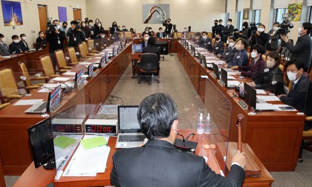 정청래 국회 과학기술정보방송통신위원회 위원장이 2일 서울 여의도 국회에서 열린 과학기술정보방송통신위원회 전체회의에서 국민의힘 의원들이 퇴장한 가운데 방송법 개정안 가결을 선포하는 의사봉을 두드리고 있다. 연합뉴스