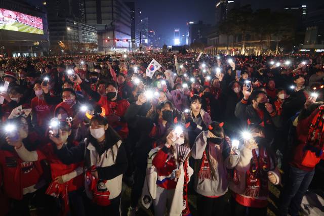 서울 종로구 광화문광장 육조마당에서 축구팬들이 스마트폰 플래시를 켜고 태극 전사들을 응원하고 있다. 연합뉴스