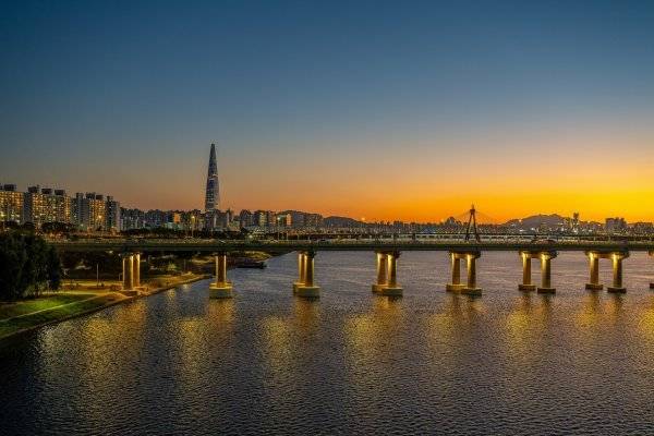 광진교에서 노을과 함께 바라본 롯데월드타워와 올림픽대교. 다리에 전망대가 있어 한강 야경을 찍기 좋은 포토 포인트다. 사진제공｜서울관광재단