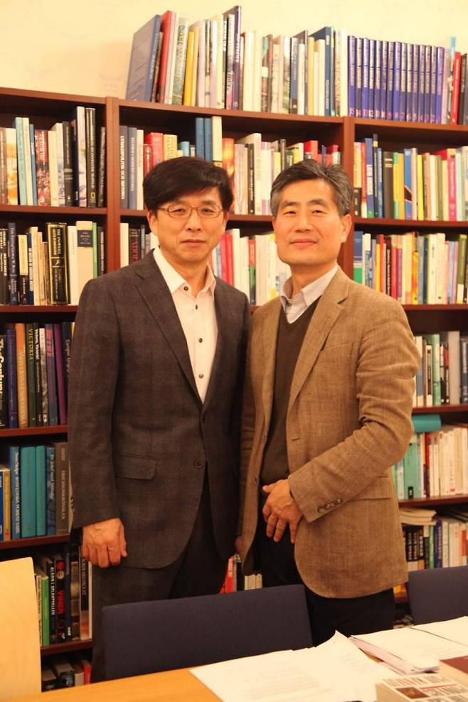 토크 콘서트를 진행하는 구수환 감독(왼쪽)과 스웨덴 린네대학교 최연혁 교수(오른쪽)