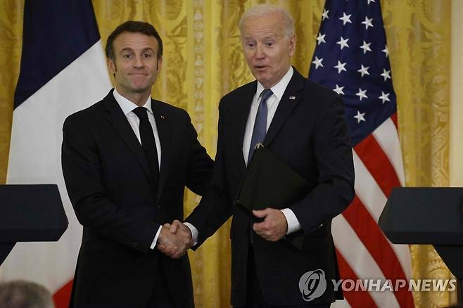 악수하는 미국·프랑스 정상 (워싱턴DC AFP=연합뉴스) 방미 중인 에마뉘엘 마크롱 프랑스 대통령(왼쪽)과 조 바이든 미국 대통령이 1일(현지시간) 워싱턴DC 백악관에서 합동 기자회견을 마친 뒤 악수하고 있다. 2022.12.02 alo95@yna.co.kr