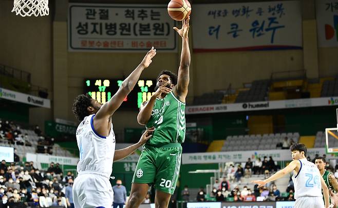 레나드 프리먼의 골밑슛 [KBL 제공. 재판매 및 DB금지]