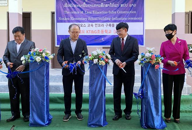 유현숙(맨 오른쪽) 나눔협회 이사장이 1일 라오스 비엔티안에서 열린 논께오KT&G초등학교 준공식에 참석해 푿심 마라윙(오른쪽서 2번째) 라오스 교육체육부 장관, 이상학(왼쪽서 2번째) KT&G 지속경영본부 부사장 등과 테입 커팅을 하고 있다. (사진 = 나눔협회 제공)