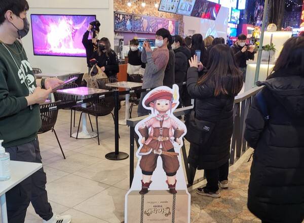 -&nbsp;매장 입구 앞에서도 유저를 반겨주는 타타루