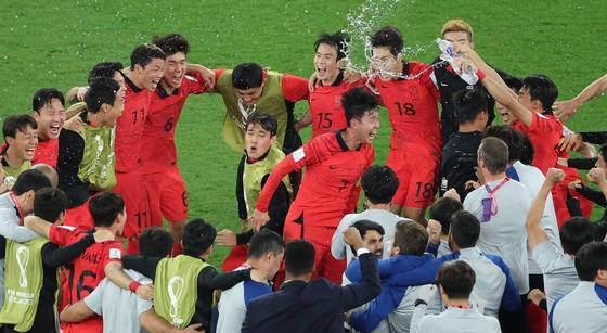 〈YONHAP PHOTO-3067〉 16강 진출 성공하는 한국      (알라이얀=연합뉴스) 김주성 기자 = 3일 오전(한국시간) 카타르 알라이얀의 에듀케이션 시티 스타디움에서 열린 2022 카타르 월드컵 조별리그 H조 3차전 대한민국과 포르투갈 경기. 포르투갈을 2-1로 이기며 16강 진출에 성공한 한국 선수들이 기뻐하고 있다. 2022.12.3      utzza@yna.co.kr/2022-12-03 02:12:35/ 〈저작권자 ⓒ 1980-2022 ㈜연합뉴스. 무단 전재 재배포 금지.〉