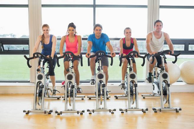 실내 자전거 운동은 관절에 부담을 주지 않고 다리 근육을 강화한다. [사진=클립아트코리아]