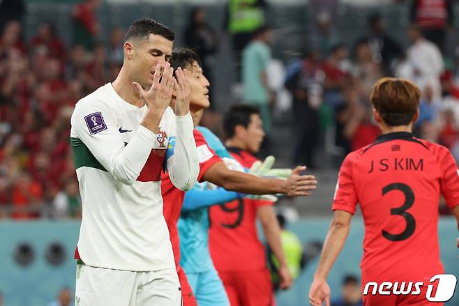 2일 오후(현지시간) 카타르 알라이얀 에듀케이션 시티 스타디움에서 열린 2022 카타르 월드컵 조별리그 H조 3차전 대한민국과 포르투갈의 경기에서 포르투갈 호날두가 득점에 실패한후 아쉬움을 드러내고 있다. 2022.12.3/뉴스1 ⓒ News1 이동해 기자