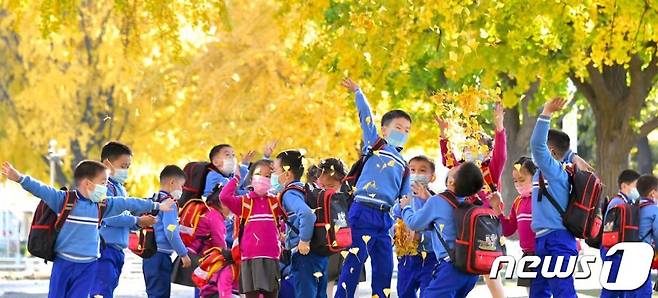 단풍을 보며 환하게 웃고 있는 북한 어린이들. ('금수강산' 12월호 갈무리)