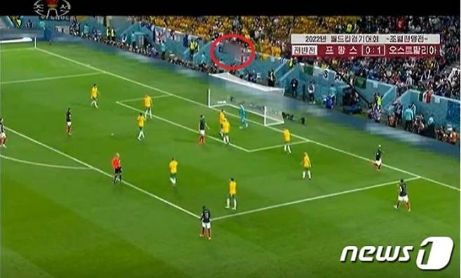 북한 조선중앙TV는 지난 23일 프랑스와 호주의 월드컵 예선 경기를 녹화중계했다. 그러나 중앙TV는 우리나라 기업인 현대자동차의 광고나 태극기는 모두 가리고 방영했다.(조선중앙TV 갈무리)