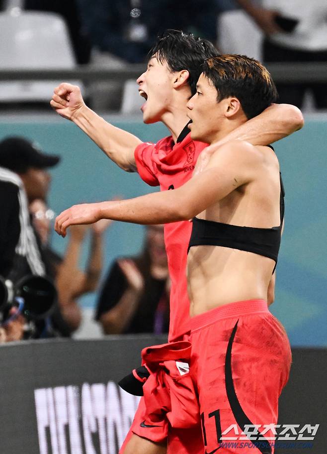 3일(한국시각) 카타르 도하 알라이얀의 에듀케이션 시티 스타디움에서 한국과 포르투갈의 경기가 열렸다. 황희찬이 후반 역전골을 성공시켰다. 동료들과 함께 환호하는 황희찬. 알라이얀(카타르)=송정헌 기자songs@sportschosun.com/2022.12.03/