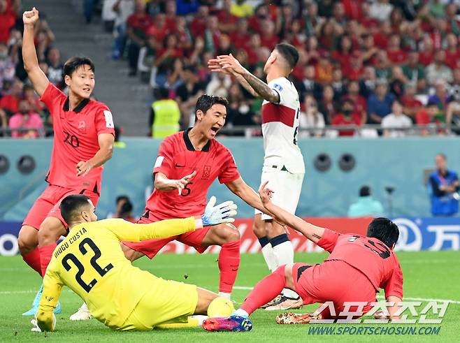 한국 축구대표팀 김영권이 3일(한국시간) 카타르 알라얀 에듀케이션 스타디움에서 열린 2022 카타르 월드컵 포르투갈과의 경기에서 동점골을 넣고 환호하고 있다. 알라이얀(카타르)=송정헌 기자songs@sportschosun.com/2022.12.03/