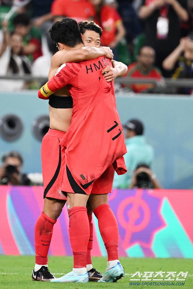 3일(한국시각) 카타르 도하 알라이얀의 에듀케이션 시티 스타디움에서 한국과 포르투갈의 경기가 열렸다. 황희찬이 후반 역전골을 성공시켰다. 손흥민과 포옹을 나누는 황희찬. 알라이얀(카타르)=송정헌 기자songs@sportschosun.com/2022.12.03/