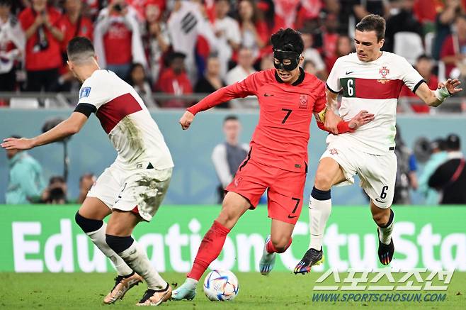 3일(한국시각) 카타르 도하 알라이얀의 에듀케이션 시티 스타디움에서 한국과 포르투갈의 경기가 열렸다. 한국이 포르투갈에 2대 1로 역전승을 거뒀다. 포르투갈 선수들 사이로 결승골 어시스트를 했다. 질주하는 손흥민. 알라이얀(카타르)=송정헌 기자songs@sportschosun.com/2022.12.03/