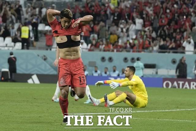 한국의 황희찬이 3일 포르투갈과 2022 카타르 월드컵 H조 최종전 후반 추가신간에 2-1 역전골을 넣고 세리머니를 펼치고 있다./알 라이얀(카타르)=AP.뉴시스