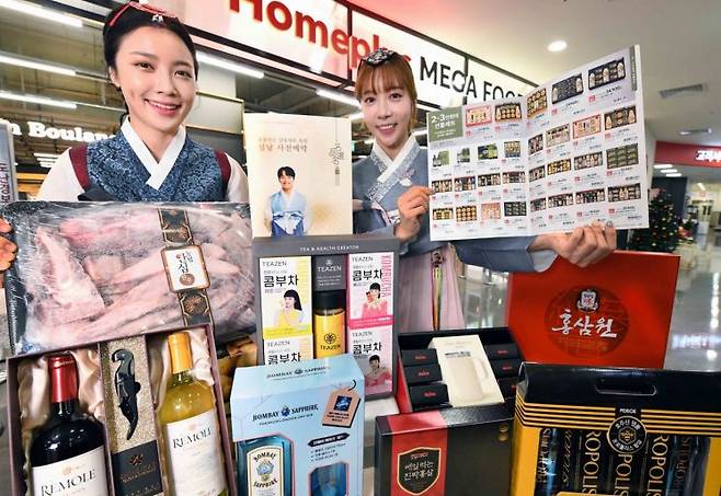 서울 홈플러스 메가푸드마켓 강서점에서 모델들이 설 선물세트 사전예약을 소개하고 있다. (사진제공=홈플러스)
