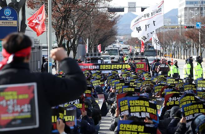 12월 1일 오후 광주 광산구 하남산단 삼성전자 광주사업장 앞에서 열린 화물연대 총력투쟁 결의대회에서 조합원들이 구호를 외치고 있다. / 연합뉴스