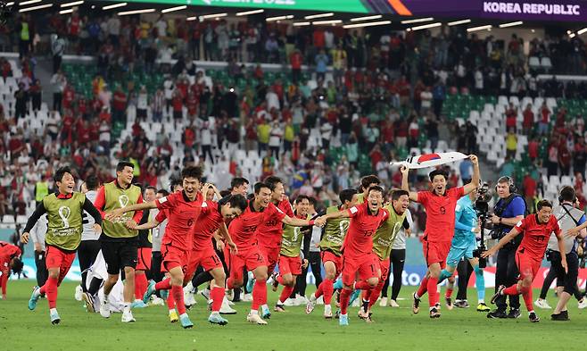 3일 카타르 알라이얀 에듀케이션 시티 스타디움에서 열린 2022 카타르 월드컵 조별리그 H조 3차전 대한민국과 포르투갈의 경기에서 2대1로 승리하며 16강 진출을 확정지은 대한민국 선수들이 응원단을 향해 달려가고 있다. /뉴스1