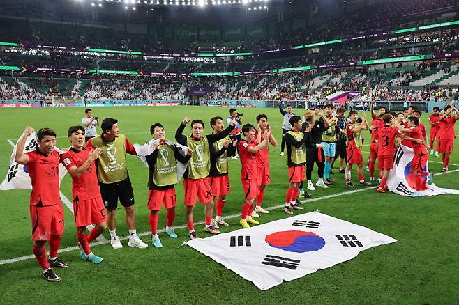 2일 오후(현지 시각) 카타르 알라이얀 에듀케이션 시티 스타디움에서 열린 2022 카타르 월드컵 조별리그 H조 3차전 대한민국과 포르투갈의 경기에서 2대 1로 승리하며 16강 진출을 확정지은 대한민국 선수들이 기쁨을 나누고 있다./뉴스1