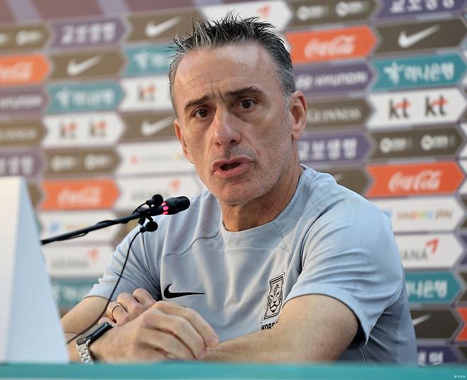 벤투 기자회견 벤투 감독이 22일(현지시간) 카타르 도하 알에글라 훈련장에서 기자회견을 하고 있다. 도하=송은석 기자 silverstone@donga.com