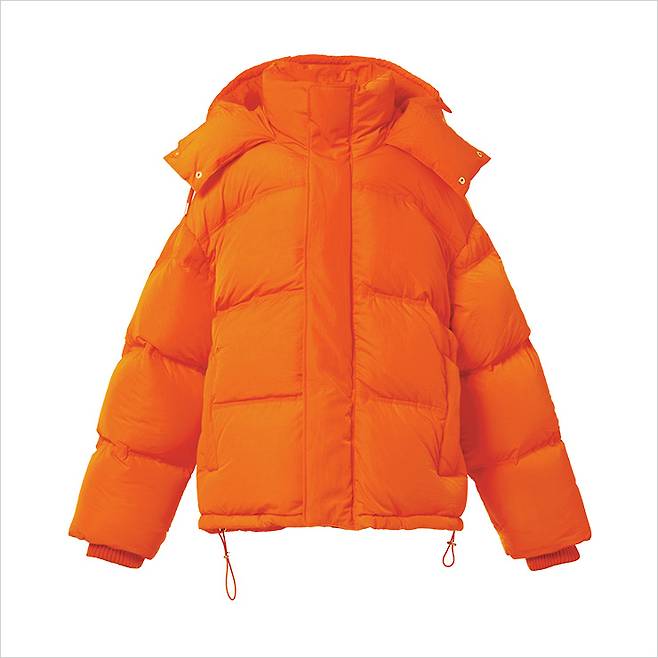 비비드한 오렌지 컬러의 패딩 재킷은 가격 미정, Ami.