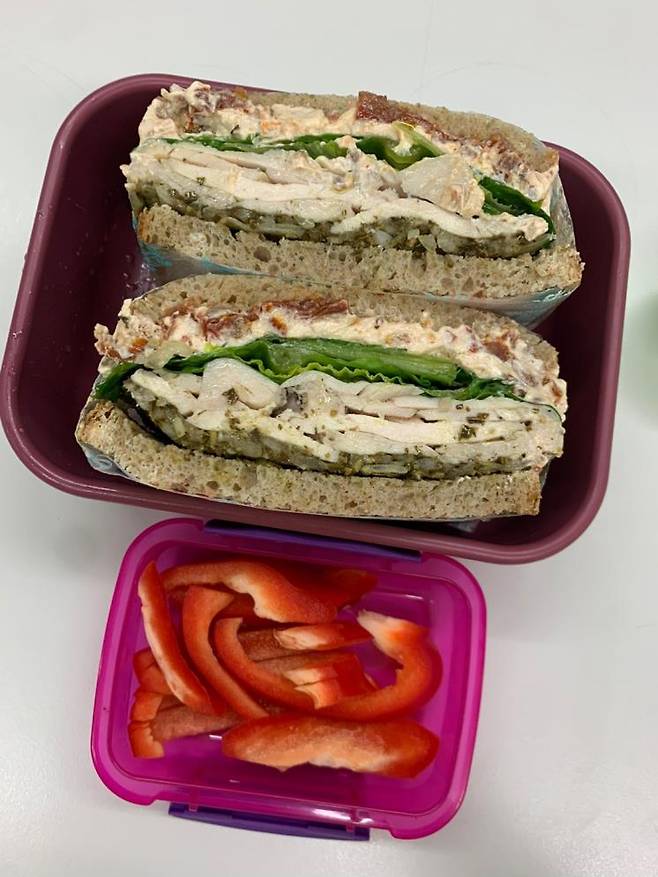 화제의 카페 디저트, 바질 토마토 크림치즈 베이글의 건강한 버전 '바질 토마토 요거트 통밀 샌드위치'