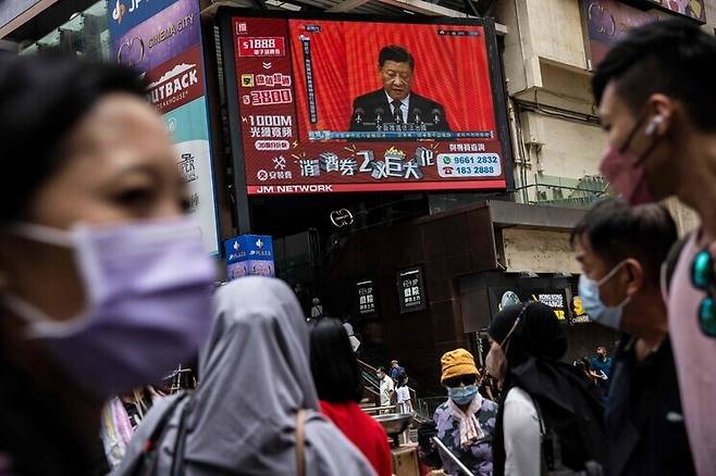 시진핑 주석이 당대회에서 발언하는 모습이 홍콩 거리 전광판에 나오고 있다. AFP 연합뉴스