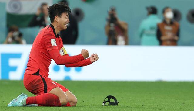 3일 카타르 알라얀의 에듀케이션 시티 스타디움에서 열린 2022 카타르 월드컵 조별리그 H조 3차전 대한민국과 포르투갈 경기에서 승리를 거두며 16강 진출에 성공한 대표팀 손흥민이 경기 종료 뒤 그라운드에 주저앉아 주먹을 불끈 쥐며 눈물을 흘리고 있다. 알라얀=연합뉴스