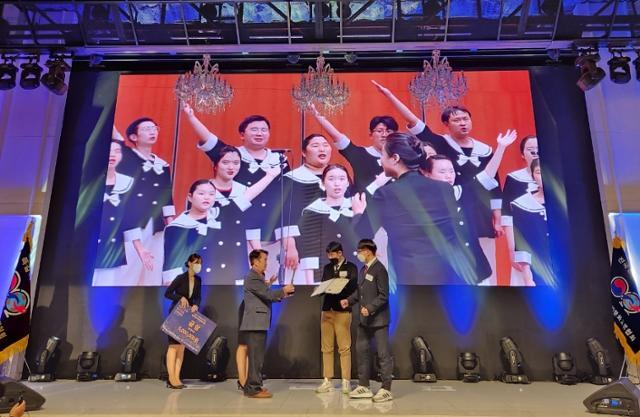대구 특수학급연합 빛솔합창단이 지난 2일 서울서 열린 시상식에서 금상인 국무총리상을 수상하고 있다. 대구시교육청 제공
