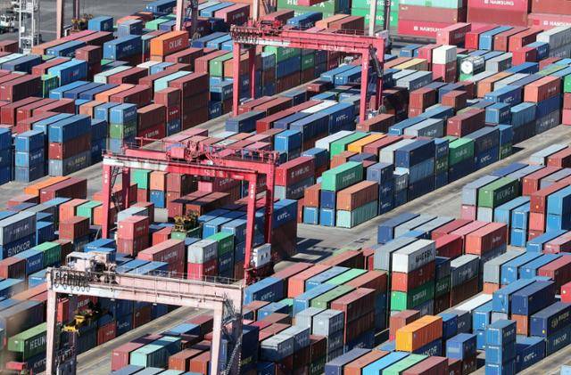 민주노총 산하 화물연대의 집단운송거부 9일째인 2일 부산항 신선대부대에 쌓여있는 컨테이너 모습. 연합뉴스