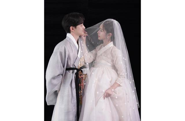 웹툰 '여신강림'로 큰 사랑을 받은 야옹이 작가가 전선욱 작가와 깜짝 결혼 소식을 알렸다. 야옹이 작가 SNS