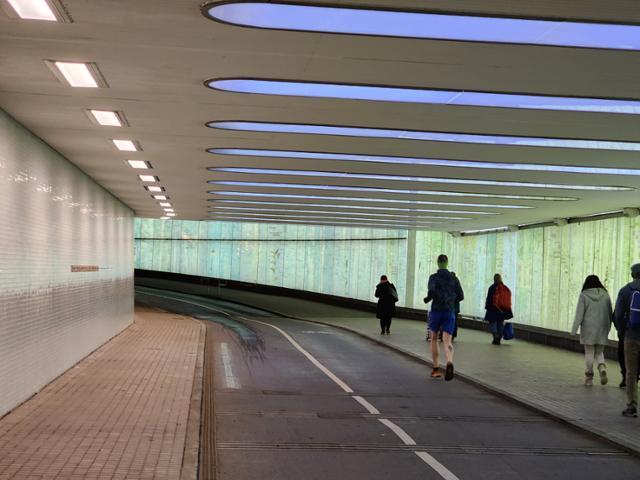 우메오 중앙역과 시내를 잇는 터널. 조명이 많이 설치되어 있기 때문에 밤이지만 환하다. 우메오=신은별 특파원
