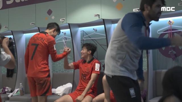 손흥민이 3일 2022 카타르 월드컵 조별리그 최종전 포르투갈과 경기 후 라커룸에서 황의조와 기뻐하고 있다. 한국은 이날 포르투갈에 2-1로 승리해 16강에 올랐다. MBC 유튜브 채널 캡처