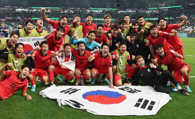 한국 축구대표팀이 3일(한국시간) 카타르 알라얀의 에듀케이션 시티 스타디움에서 열린 2022 카타르 월드컵 조별리그 H조 3차전 포르투갈과 경기에서 승리, 16강 진출에 성공하며 기념촬영을 하고 있다. 연합뉴스